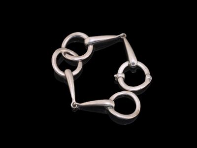 gros plan d'un bracelet en argent sur fond noir