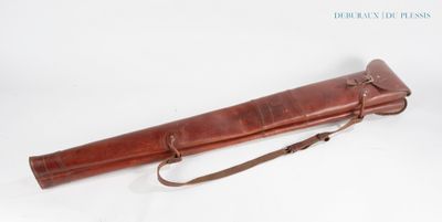un vieil étui en cuir muni d'une longue lanière, sur fond blanc