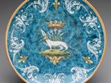 l'image d'une assiette bleue et blanche sur laquelle figure un oiseau