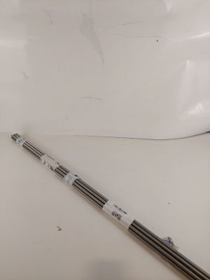 une paire de baguettes posée sur une table à côté d'un couteau