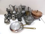 tout un tas de casseroles et de poêles en argent posées sur une table