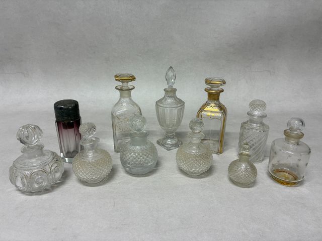 Lot de onze carafons et flacons en cristal et verre. Usure et un 