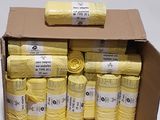des boîtes de laine jaune empilées les unes sur les autres sur une surface blanche