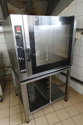 une image d'un four commercial dans une cuisine commerciale