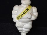 une image représentant une figurine blanche avec un ruban jaune autour du cou