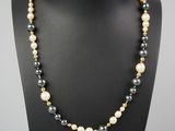 un collier de perles noires et blanches sur un mannequin
