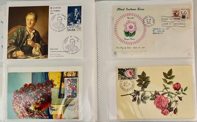 Quatre cartes postales de motifs différents sont posées sur une table