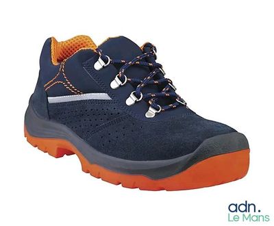 un gros plan sur une chaussure bleue et orange d'enfant