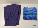 Un pantalon violet et un t-shirt sont posés sur une table