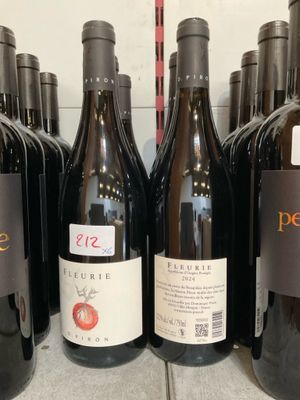 plusieurs bouteilles de vin sont alignées sur un comptoir