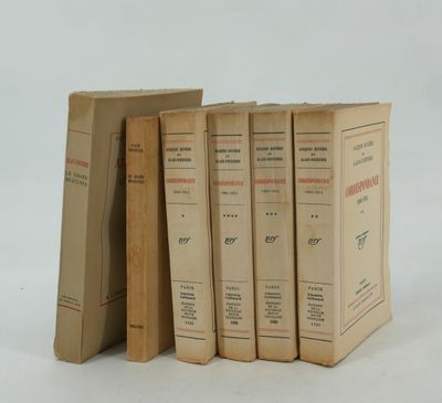 quatre livres sont empilés sur une surface blanche
