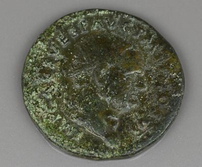gros plan d'une pièce de monnaie sur une table à fond blanc