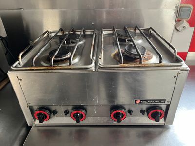 une plaque au gaz en inox, à quatre feux vifs, TECHNITALIA.