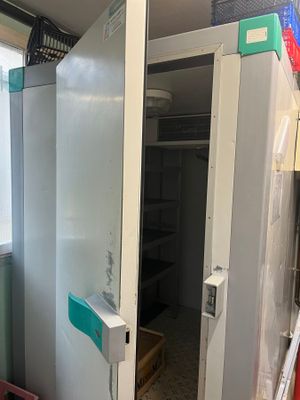 une petite pièce équipée de toilettes et d'une douche