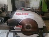 quelqu'un utilise une scie circulaire pour couper une pièce de bois