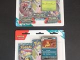 Deux cartes à collectionner Pokémon sont posées sur une surface noire
