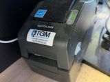 une petite imprimante posée sur un comptoir