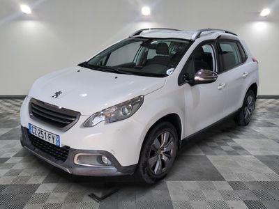 la voiture blanche est garée sur un sol en damier dans le garage