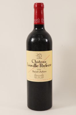 une bouteille de vin rouge sur fond blanc, avec un bouchon rouge