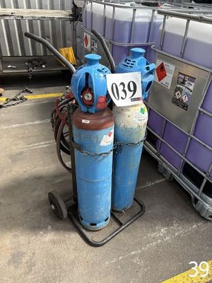 deux bouteilles de gaz propane posées l'une à côté de l'autre sur un chariot