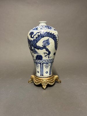 un vase bleu et blanc orné d'un dragon