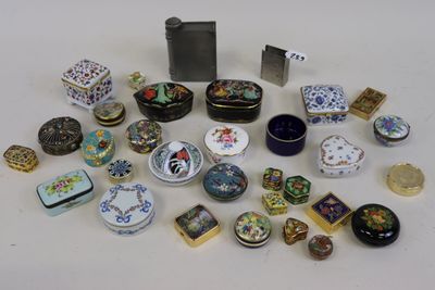 de nombreux types de boîtes et de récipients sur la table