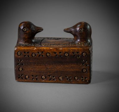 une vieille boîte en bois sur laquelle sont représentés deux oiseaux
