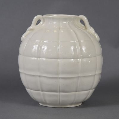 un vase blanc muni d'une anse