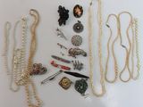 beaucoup de bijoux posés sur la table