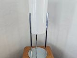 une lampe posée sur une table en bois