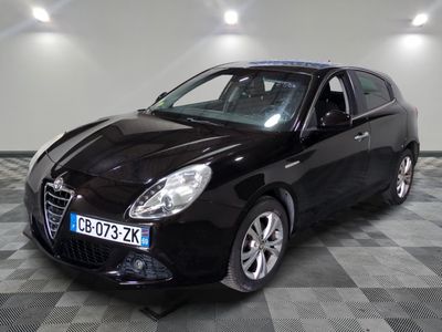 la photo d'une voiture noire sur un sol en damier