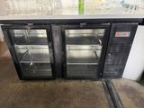deux réfrigérateurs à portes vitrées posés à même le sol