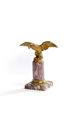 une statue d'aigle posée sur un socle