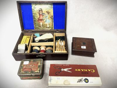 une boîte posée sur une table, contenant des ciseaux et d'autres objets