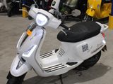 un scooter garé dans un garage