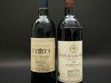 deux bouteilles de vin posées l'une à côté de l'autre sur une table