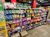 de nombreux types de snacks différents dans les rayons du magasin