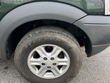 un camion vert garé sur le parking