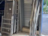 un garage rempli d'objets métalliques
