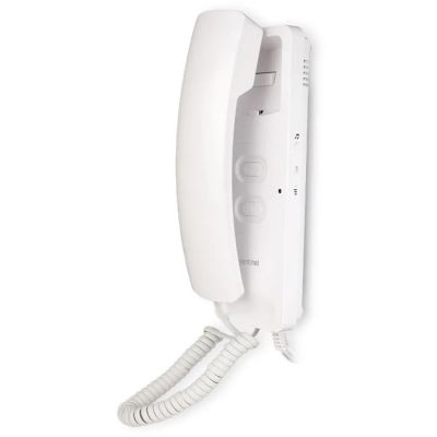 un téléphone blanc accroché au mur, muni d'un fil