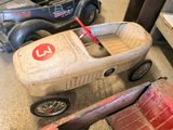 une petite voiture posée par terre à côté d'autres petites voitures