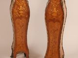 une paire de grands vases en bois ornés de motifs complexes