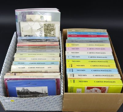 des livres dans une boîte en carton posée sur une surface noire