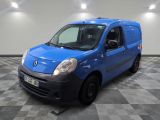 la photo d'une camionnette bleue garée sur un sol en damier