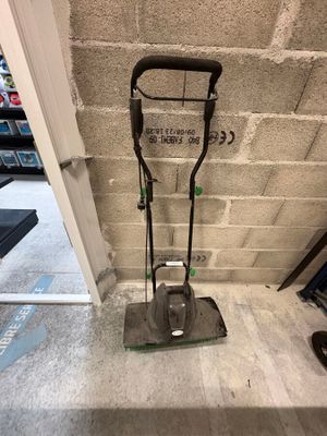un gros plan d'une serpillière posée par terre près d'une porte