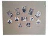 de nombreuses vieilles photos en noir et blanc représentant des personnes accrochées au mur