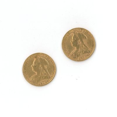 deux pièces d'or posées sur une surface blanche, sur fond blanc