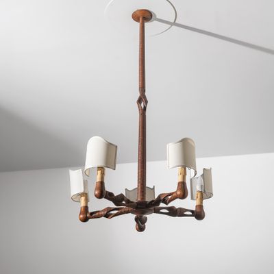 gros plan d'un lustre suspendu au plafond