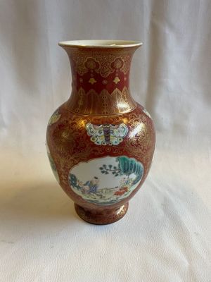 un vase posé sur une surface blanche