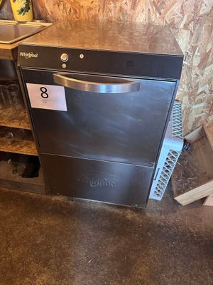 une photo d'un lave-vaisselle dans une cuisine sale